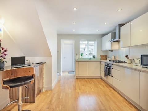 Kitchen area | Tea Pot Cottage, Ringwood