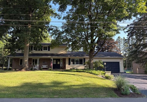 Front of House w Driveway