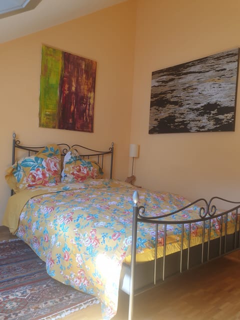 Bedroom n°3, with double bed and private bath
