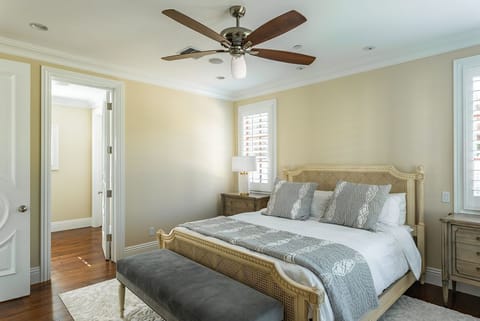 Bedroom with Cal King