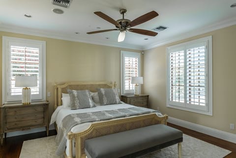 Bedroom with Cal King