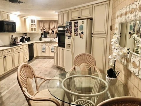 Light beachy eat in kitchen 🧜🏻♀️🌊