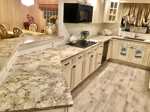Beautiful breakfast bar and granite kitchen.🧜🏻♀️🌊