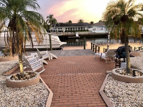 Welcome to Mermaid’s Cove!🧜🏻‍♀️🌊 On a direct canal to the Gulf for your boating fun!
