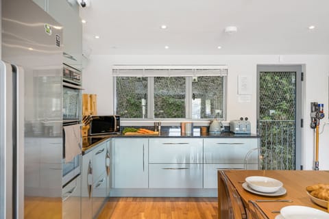 SeaEsta, Portreath. First floor: Contemporary kitchen area