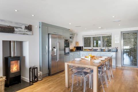 SeaEsta, Portreath. First floor: Dine by the cosy wood-burning stove