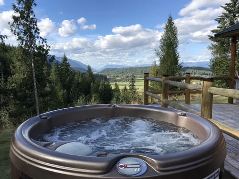 Relax in the hot tub with an amazing view!!