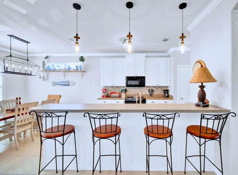 Dining Area: Seats 6, plus additional seating at the kitchen bar.