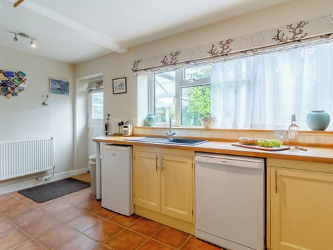 Kitchen | 42 Temple End, Blakeney