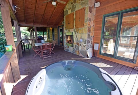 Suches Cabin Rental with Hot tub, Wifi and custom outdoor fire pit