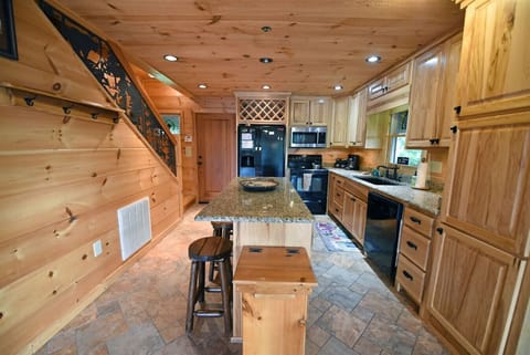 Suches Cabin Rental with Hot tub, Wifi and custom outdoor fire pit