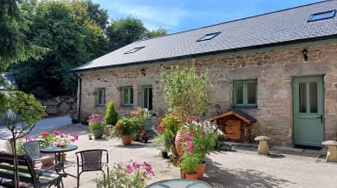 Quirky Cottage, just 2 miles from the Town, but still an oasis 