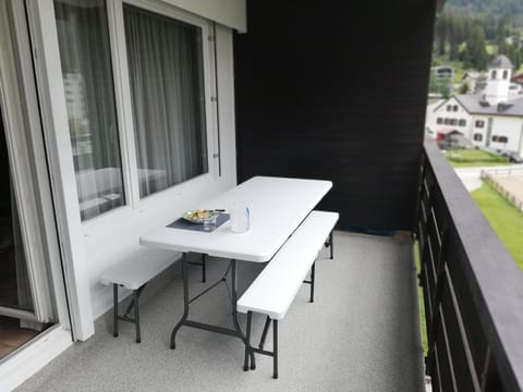 BALCONY - 8 sq m - Dining table for 6 people