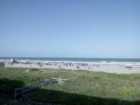 Only steps to beautiful Cocoa Beach !!