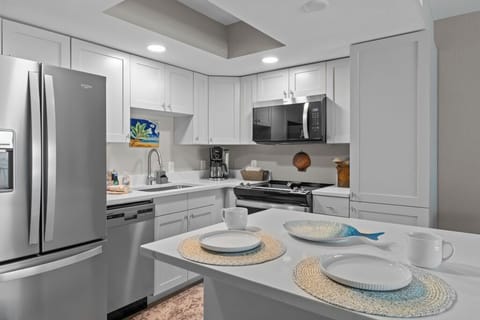 Cozy and modern open space featuring a fully equipped kitchen, inviting dining area, and bright living room—perfect for relaxing and enjoying your stay.