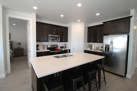 Fully equipped classic kitchen, counter seating (4)