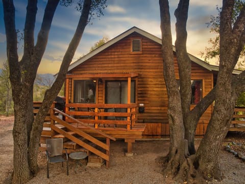 Oak Suite - single story studio with one queen bed