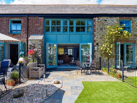 The Old Smoke House, Charlestown. Stunning patio accompanied by glorious sea views