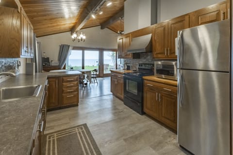 Kitchen - Clean, large, well-quipped