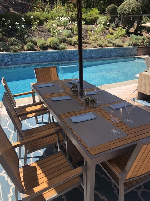 Outdoor dining for 8