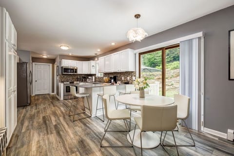 Stainless Steel New Eat In Kitchen