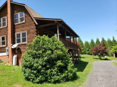Pls park to the left of the gravel driveway. Not on the grass around the house. 