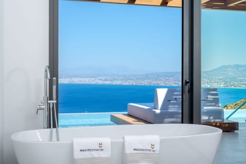 Masterbedroom with bathtub and sublime views!
