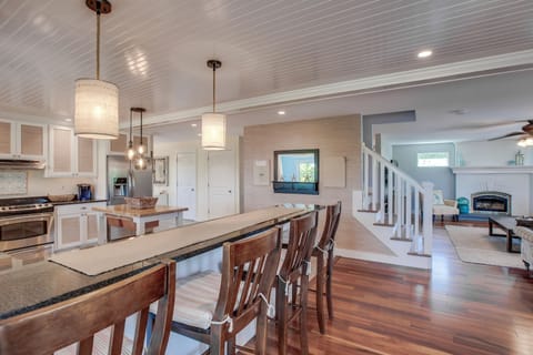 Bar area off kitchen with 4 stools