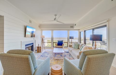 Pristine Living Area w/ Views Galore!