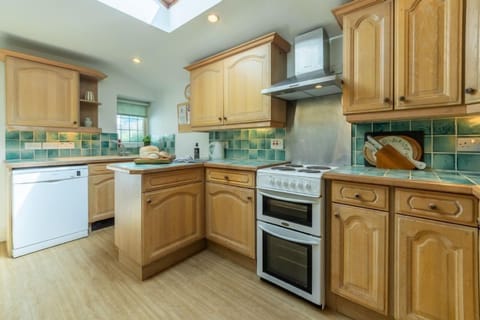 Ground floor: Well-equipped kitchen