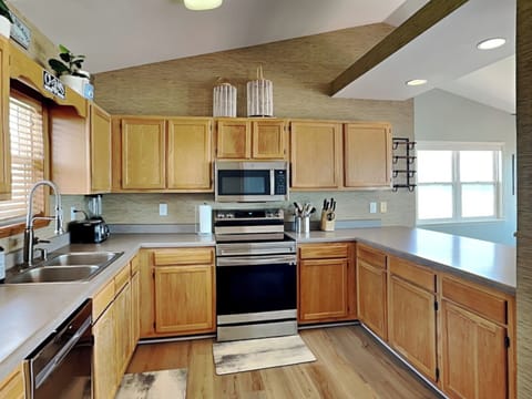 Fully Equipped Kitchen with Stainless Steel Appliance