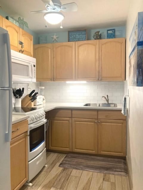 Fully Equipped Kitchen with K-Cup Coffee Maker