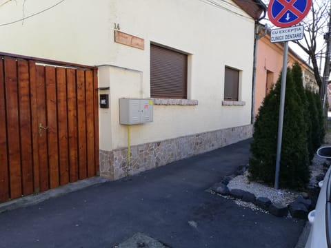 Pensiunea Arthouse Lucrezia!/ Guesthouse Arthouse Lucrezia!