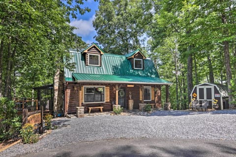 Cabin Exterior | Parking | Driveway (5 Vehicles) | RV/Trailer Parking