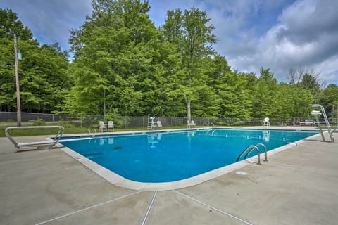 Located in the Arrowhead Lakes complex, this vacation rental has amenities!