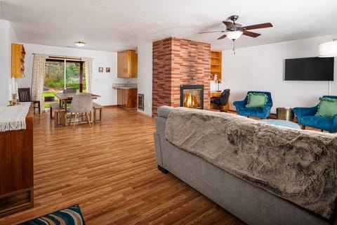 Welcome to Oak Star Farm! We hope you enjoy this one of a kind rural Oregon rental.