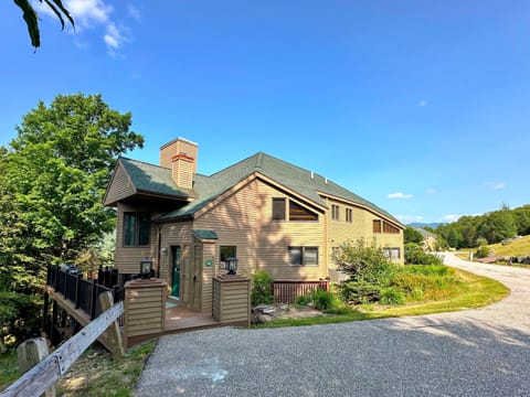 Nestled in the sought-after Crawford Ridge development, this beautifully updated townhouse is just steps from the award winning ski trails of Bretton Woods