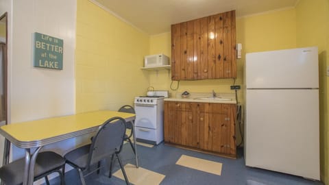 Valentine Lakeside-Studio Cabin 1 Cabin in Kingsland