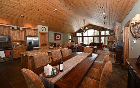 Casa Big Sky - upper level dining area