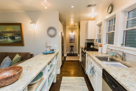 Lots of counter space to spread out appetizers/snacks for hungry guests (: