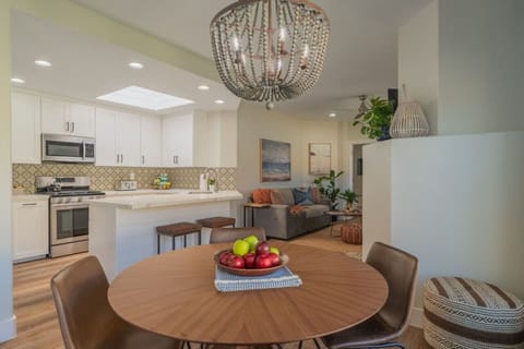 Dining table for 4 + 2 at the kitchen counter.