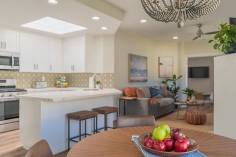 Dining table for 4 + 2 at the kitchen counter.