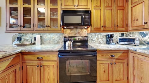 Deluxe Fully-Equipped Kitchen for Yummy Meals Off the Mountain