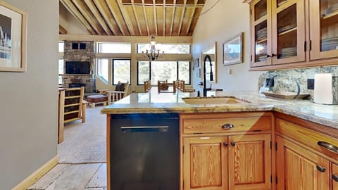 Deluxe Fully-Equipped Kitchen for Yummy Meals Off the Mountain