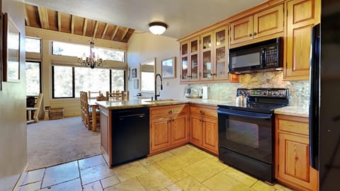 Deluxe Fully-Equipped Kitchen for Yummy Meals Off the Mountain