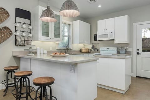 Fully stocked kitchen with all the cooking basics +