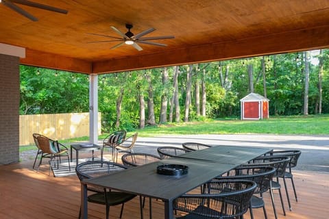 Spacious Outdoor Area w/Lots of Seating!