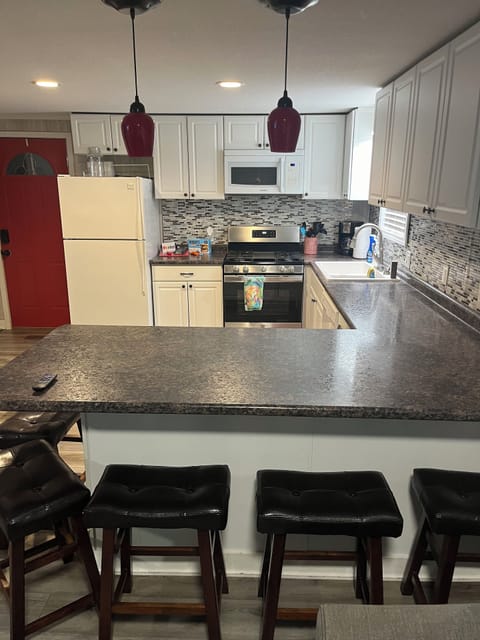 kitchen & breakfast bar