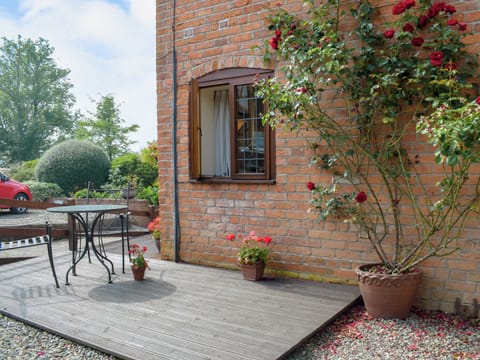 Decking | Y Bwthyn - Hafod Talog Barns, Tregynon