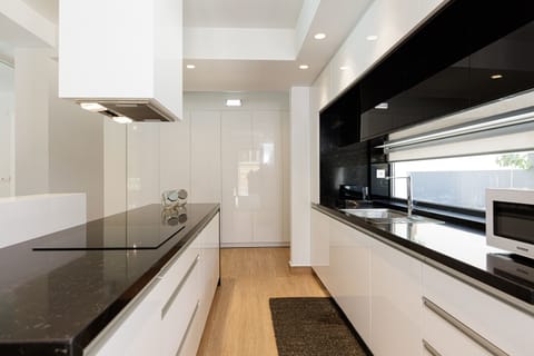 Fully equipped kitchen with island counter.